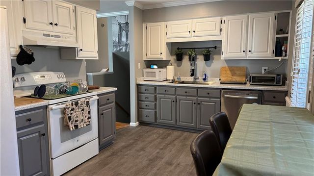 9934 England Drive, Overland Park, KS 66212