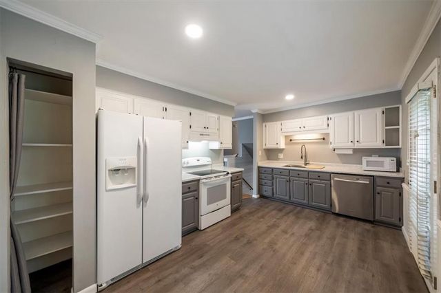 9934 England Drive, Overland Park, KS 66212