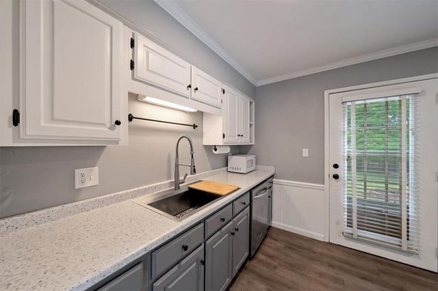 9934 England Drive, Overland Park, KS 66212
