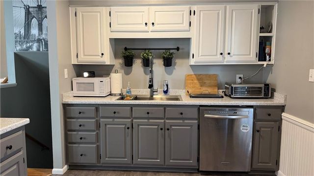 9934 England Drive, Overland Park, KS 66212