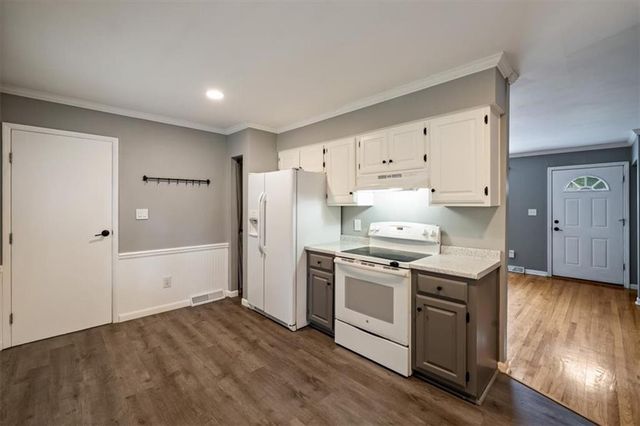 9934 England Drive, Overland Park, KS 66212