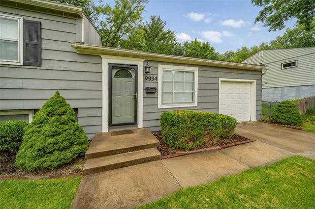 9934 England Drive, Overland Park, KS 66212