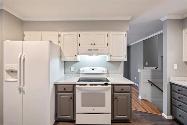 9934 England Drive, Overland Park, KS 66212
