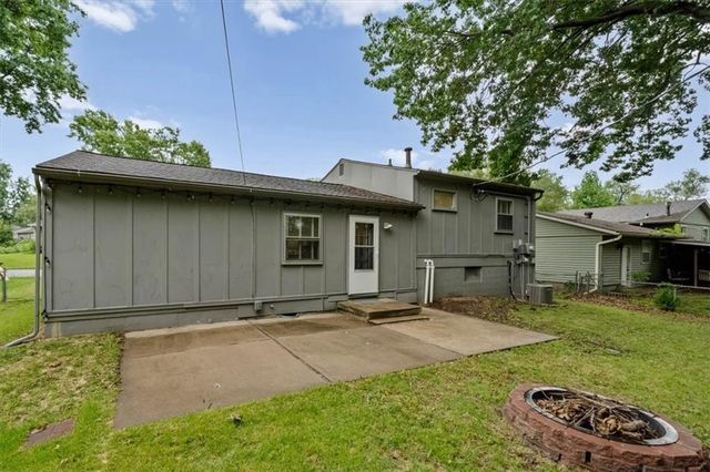 9934 England Drive, Overland Park, KS 66212