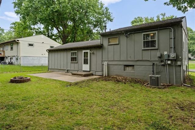 9934 England Drive, Overland Park, KS 66212
