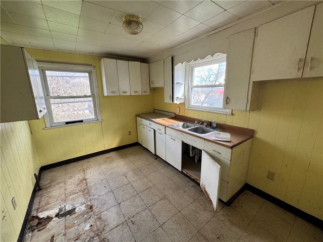 2222 7th Ave, Beaver Falls, PA 15010