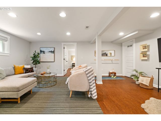 1604 Se LAMBERT St, Portland, OR 97202