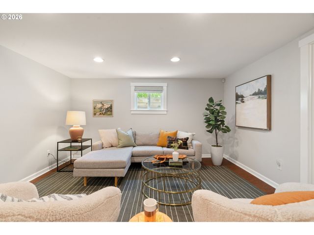 1604 Se LAMBERT St, Portland, OR 97202