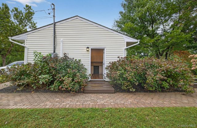 6 Greg Lane, East Northport, NY 11731