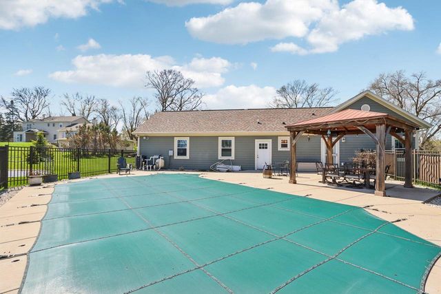 4780 Meadow VIEW E, Brookfield, WI 53005
