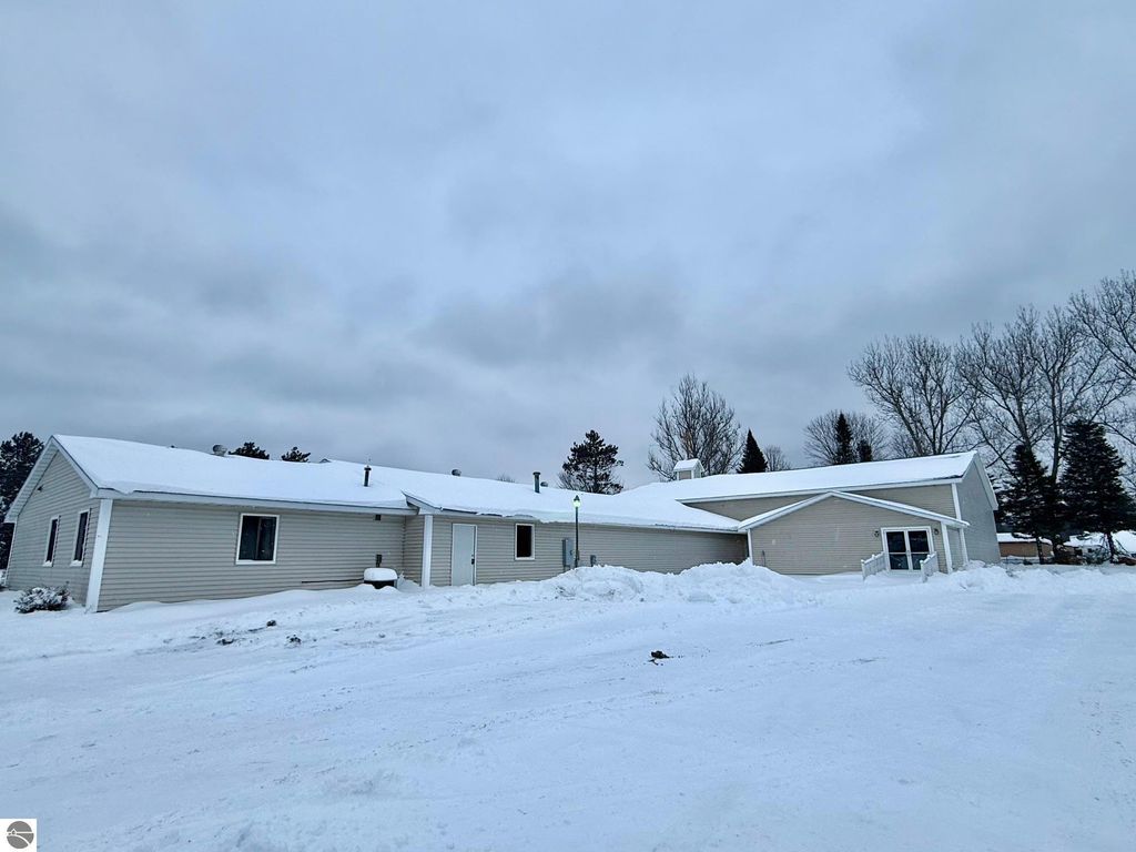Image 2 of property listing at 1800 E M-55, Cadillac, MI 49601