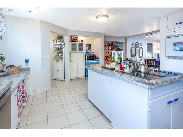 885 66TH St, Springfield, OR 97478