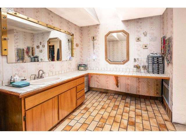885 66TH St, Springfield, OR 97478