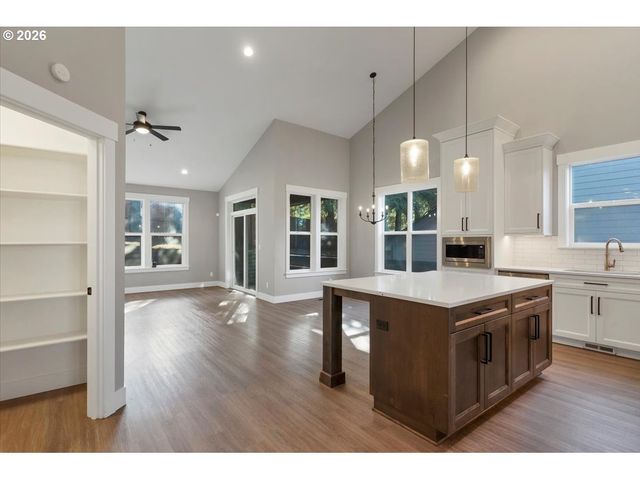 1624 YORK BUTTE Ave, Salem, OR 97301