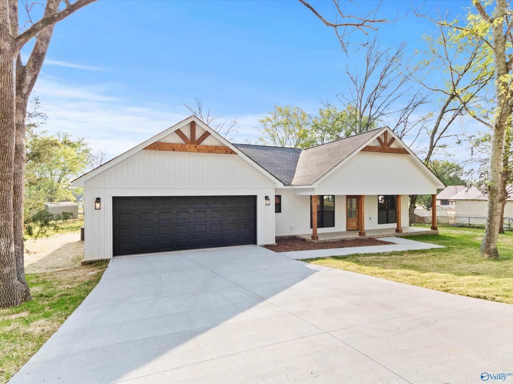 56 Nixon Drive, Guntersville, AL 35976