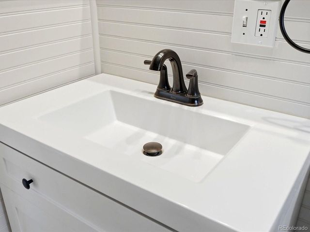 1685 Clinton St, Aurora, CO 80010
