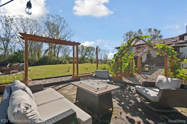 9109 N Territorial Road, Plymouth, MI 48170