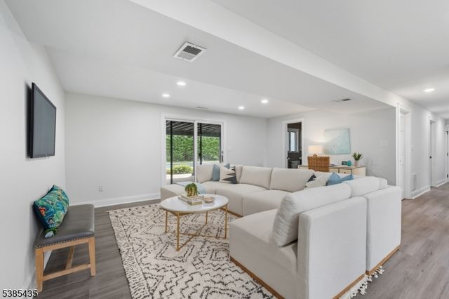 106 Falcon Rd, Livingston Twp., NJ 07039