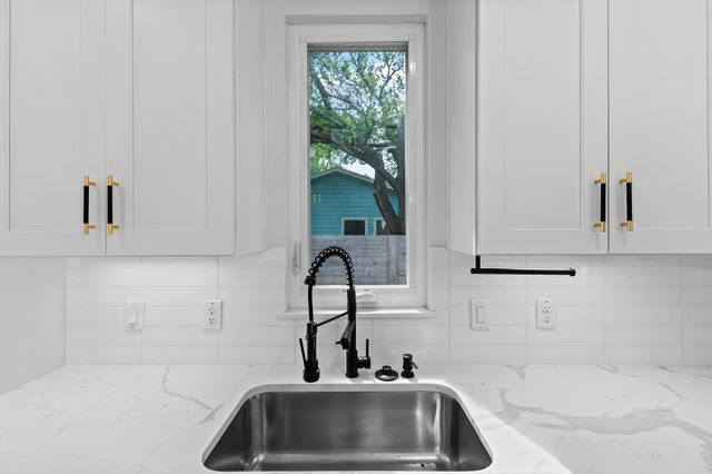 5305 Ledesma unit 4 Ledesma RD 4, Austin, TX 78721