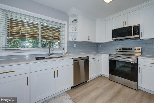 10 EDGEVIEW LN, Sicklerville, NJ 08081