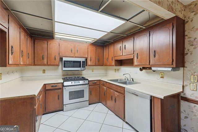 1091 Cole Drive SW, Lilburn, GA 30047