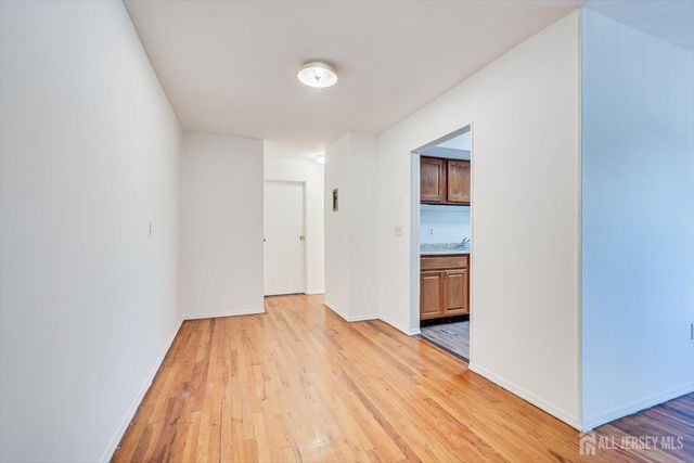 55 Gills Lane 28, Iselin, NJ 07095