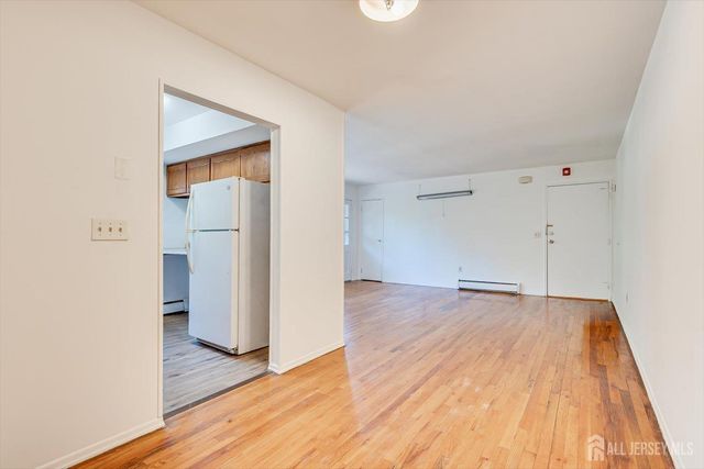 55 Gills Lane 28, Iselin, NJ 07095