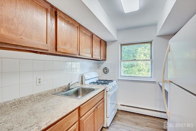 55 Gills Lane 28, Iselin, NJ 07095