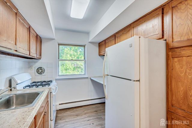 55 Gills Lane 28, Iselin, NJ 07095