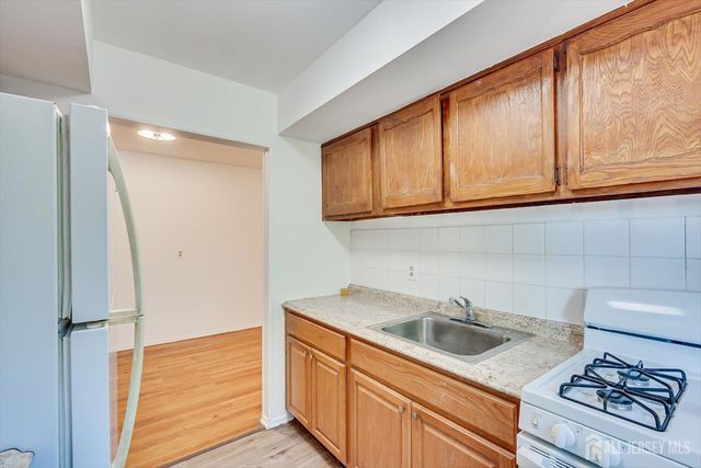 55 Gills Lane 28, Iselin, NJ 07095