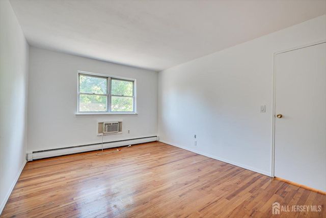 55 Gills Lane 28, Iselin, NJ 07095