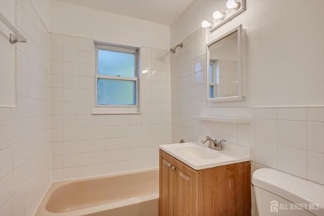 55 Gills Lane 28, Iselin, NJ 07095