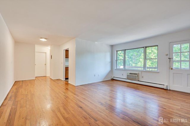55 Gills Lane 28, Iselin, NJ 07095