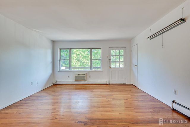 55 Gills Lane 28, Iselin, NJ 07095
