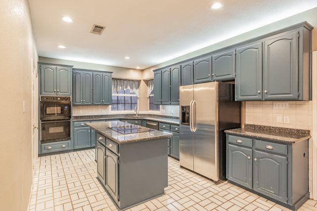 6901 Blake Drive, Arlington, TX 76001