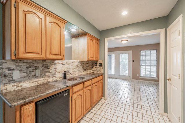 6901 Blake Drive, Arlington, TX 76001