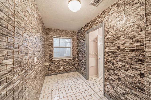 6901 Blake Drive, Arlington, TX 76001