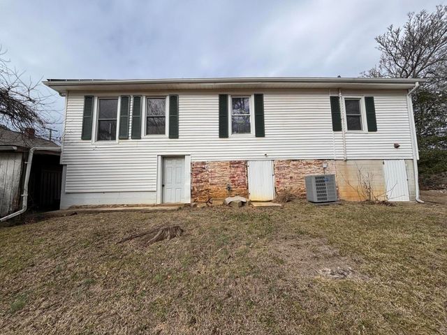 W 165 College ST, Rocky Mount, VA 24151