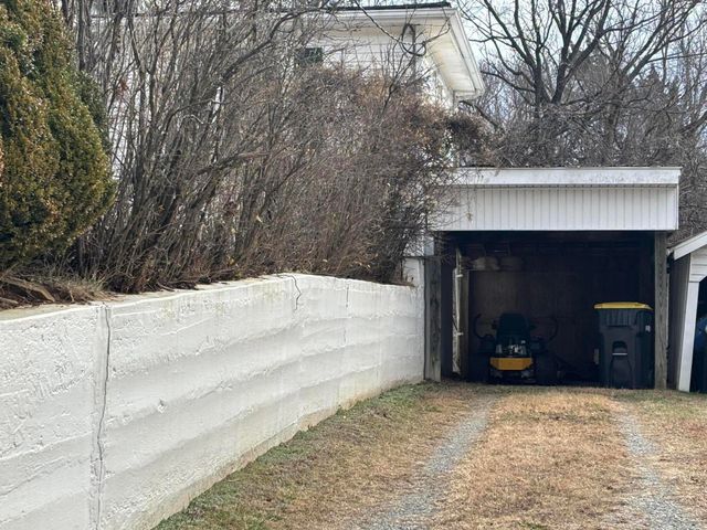 W 165 College ST, Rocky Mount, VA 24151