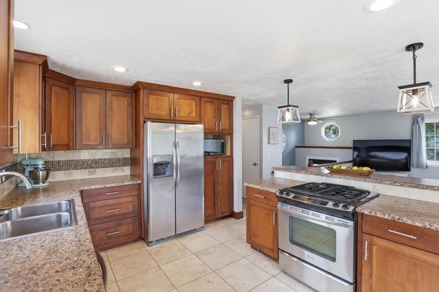 11338 W Tumbleweed Dr, Nine Mile Falls, WA 99026