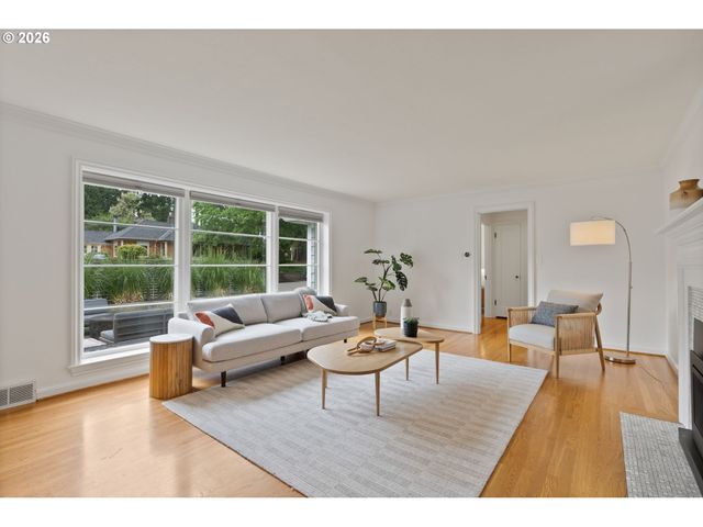 8120 Sw MAPLE Dr, Portland, OR 97225