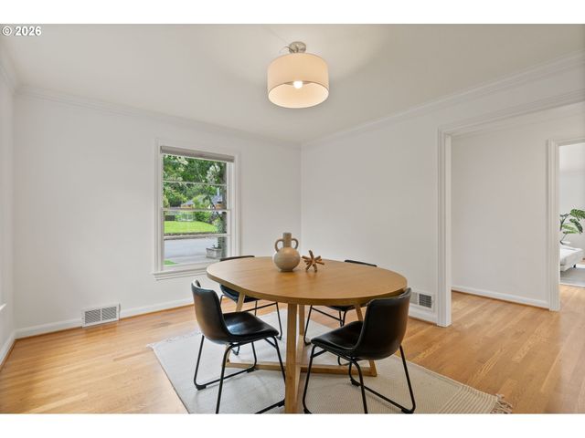 8120 Sw MAPLE Dr, Portland, OR 97225