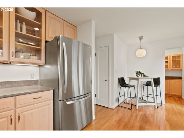 8120 Sw MAPLE Dr, Portland, OR 97225