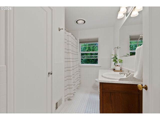 8120 Sw MAPLE Dr, Portland, OR 97225