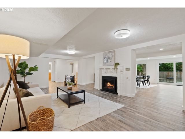 8120 Sw MAPLE Dr, Portland, OR 97225