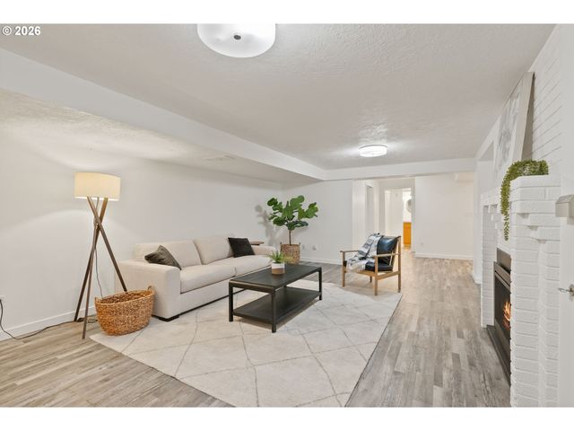 8120 Sw MAPLE Dr, Portland, OR 97225