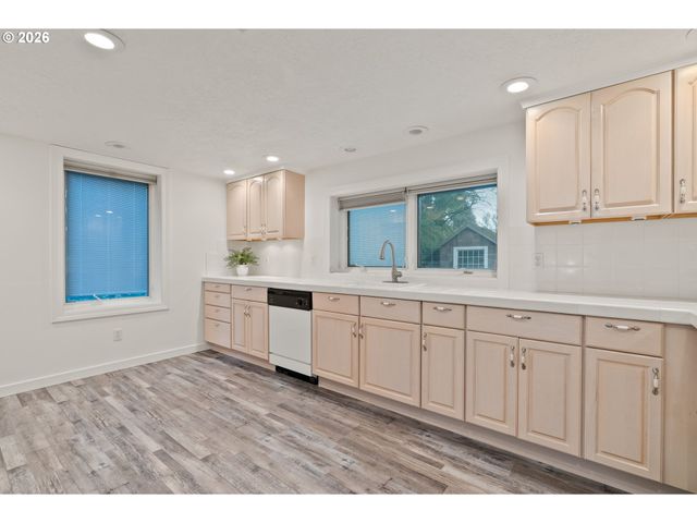 8120 Sw MAPLE Dr, Portland, OR 97225