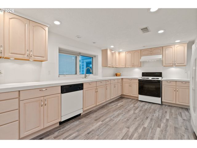 8120 Sw MAPLE Dr, Portland, OR 97225