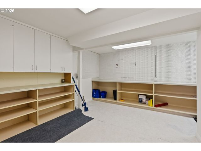 8120 Sw MAPLE Dr, Portland, OR 97225