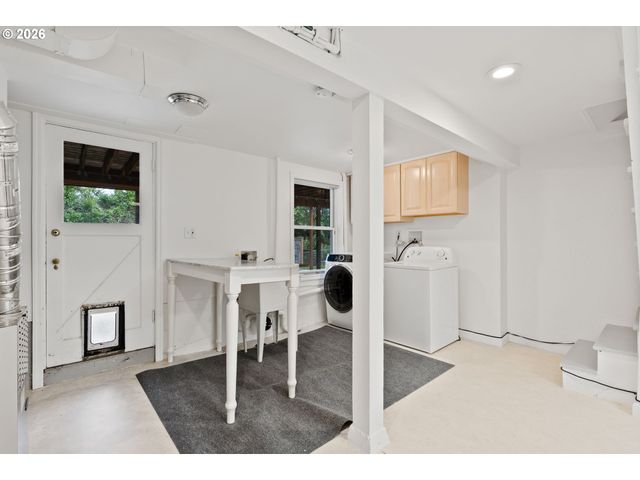 8120 Sw MAPLE Dr, Portland, OR 97225